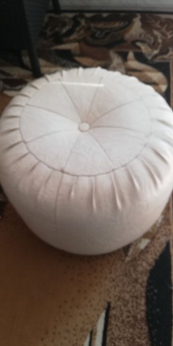 Pufa okrągła, biała skóra naturalna