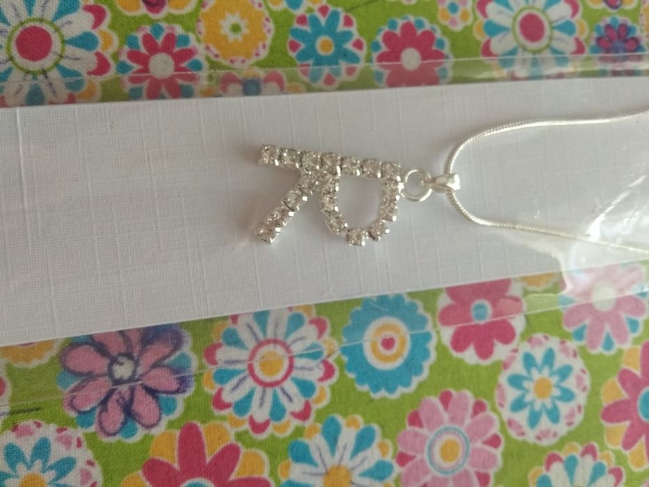 Fio prateado. Com letra R em brilhantes.novo