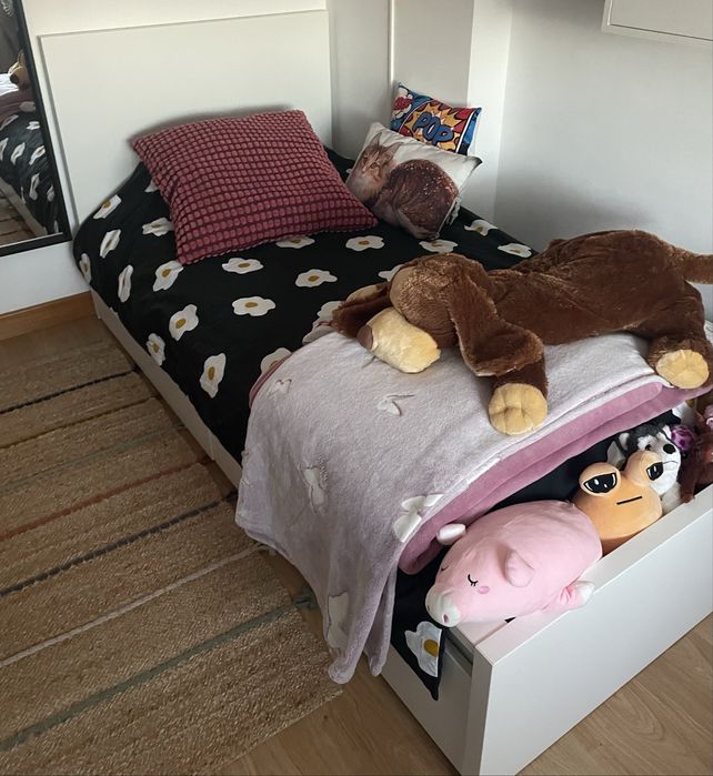 Cama de solteiro com gavetas