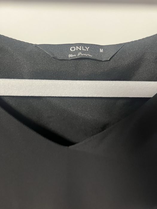 Slodka czarna sukienka z pieknymi mankietami Only