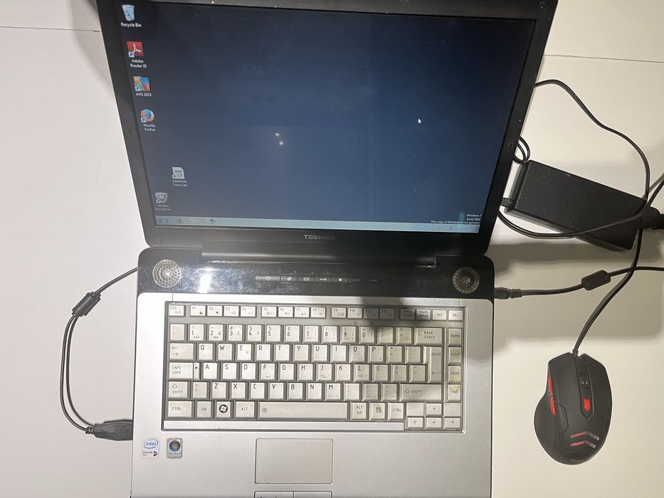Computador portátil Toshiba A200-1EK a funcionar
