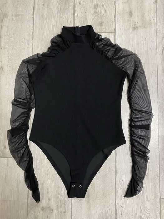 Черный боди с сеточкой и сборкой на рукавах (гольф/водолазка)