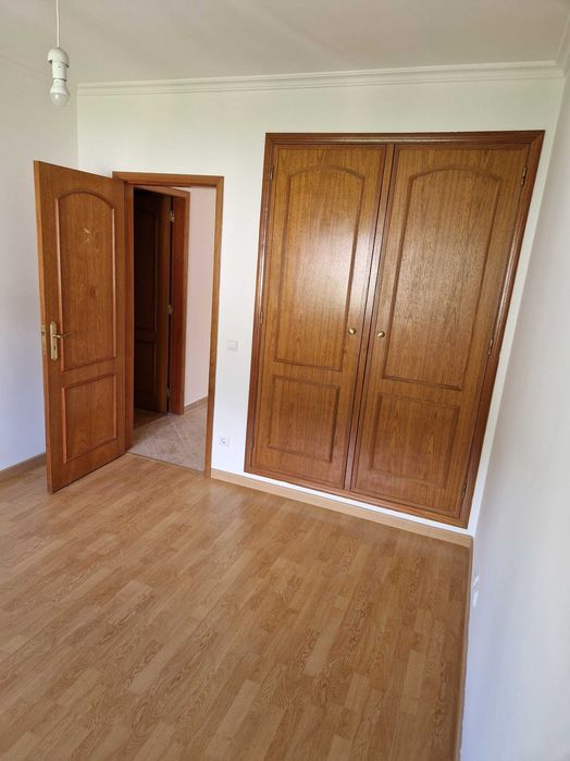 Apartamento T2 Duplex para Arrendamento em Eiras