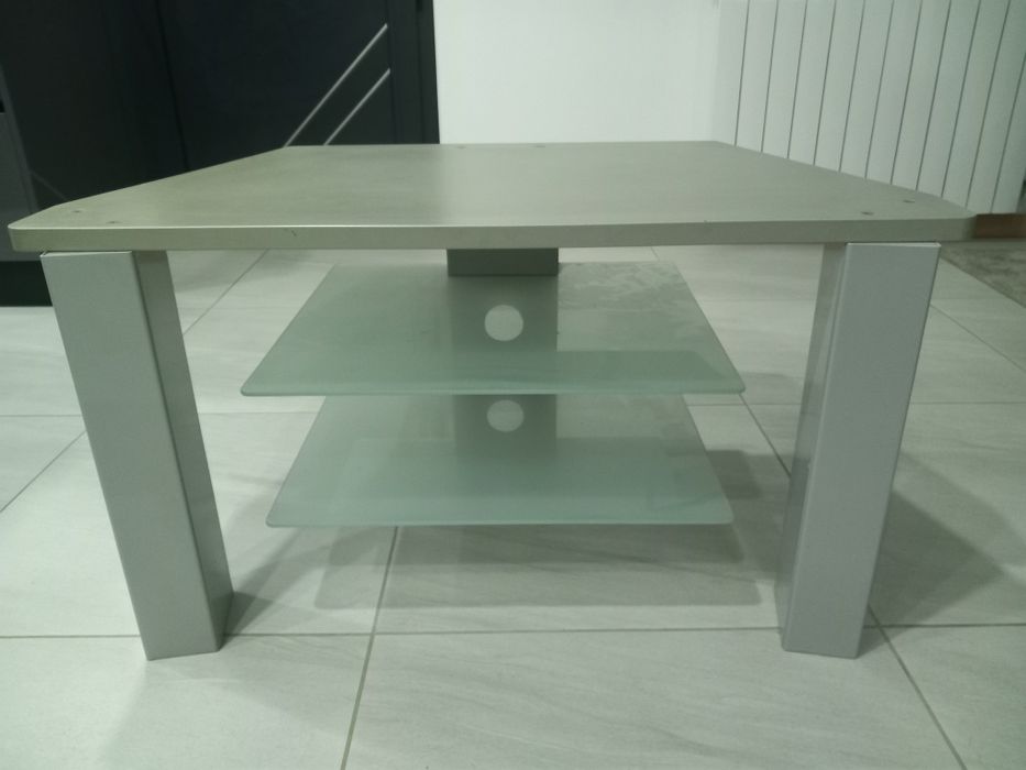 Móvel cinzento e vidro de tv