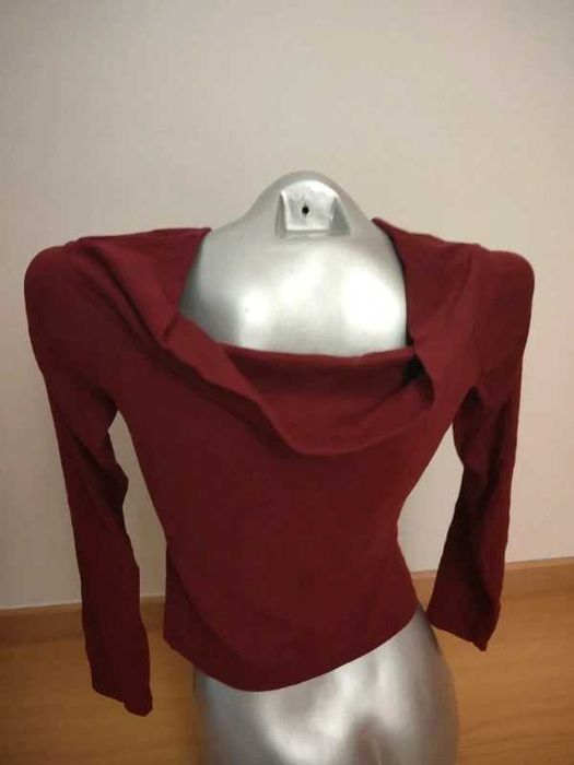 Camisola de malha fina Stradivarius com gola aberta