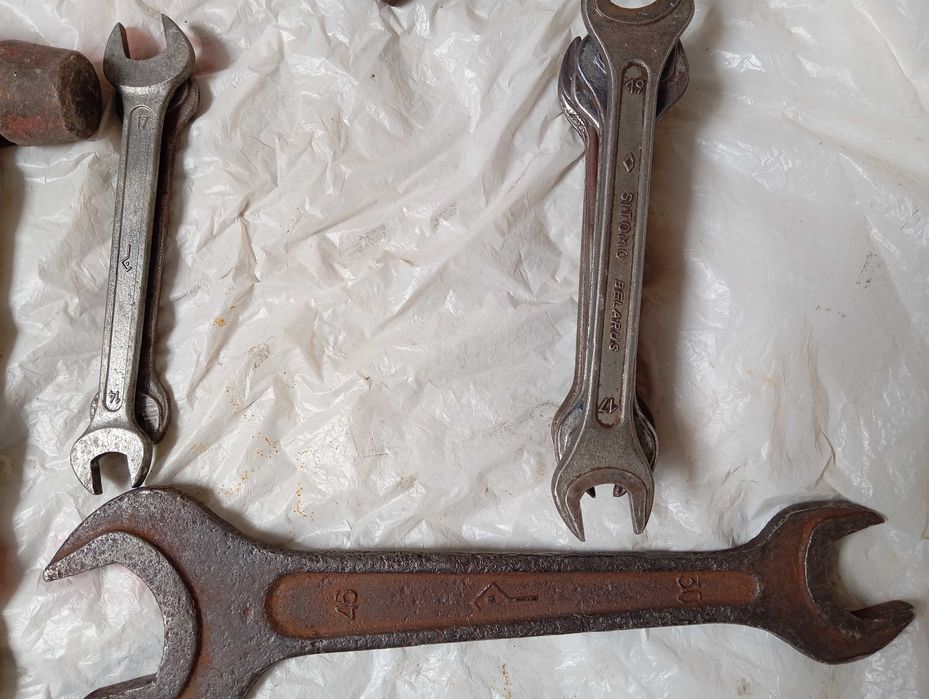 Молотки и слесарные ключи рожковые