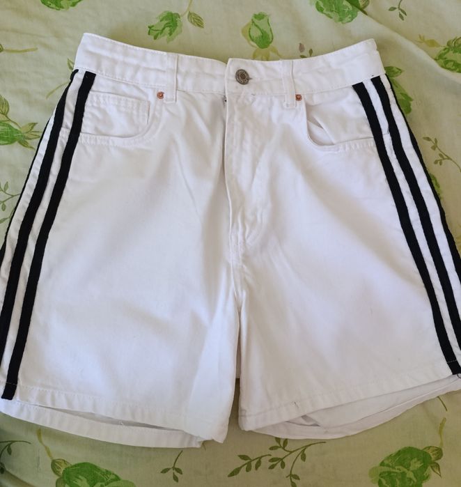 шорты белые с черными полосами