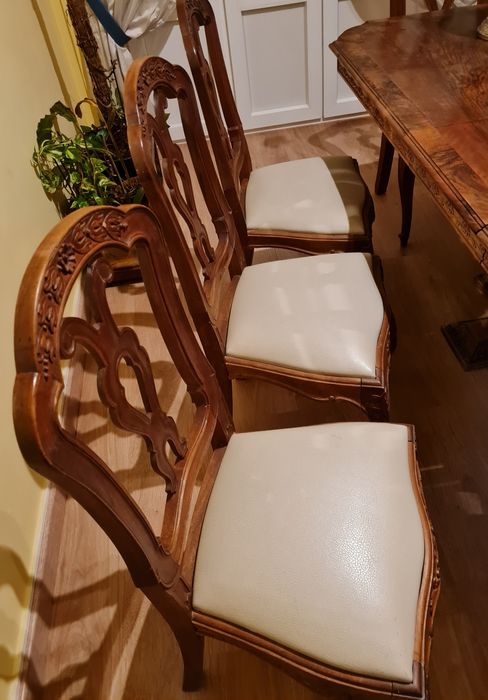 Casa de jantar com mesa, 8 cadeiras e móvel em Nogueira Americana