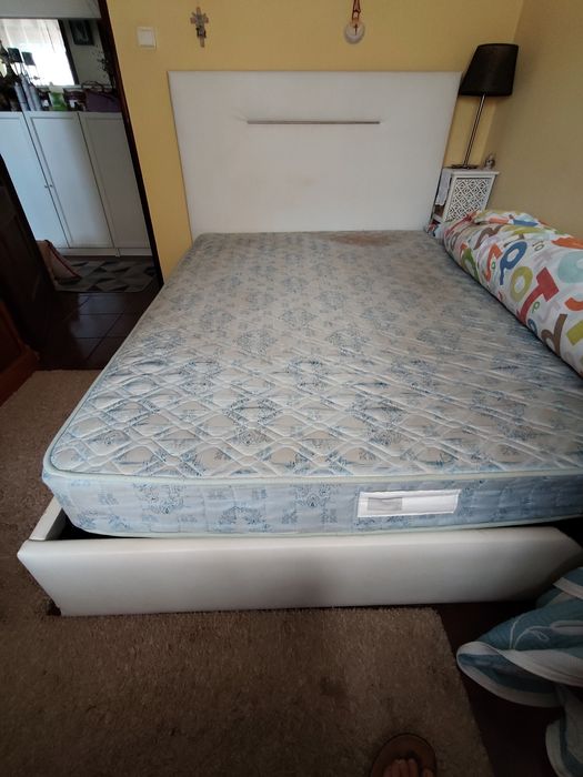 Cama de casal em bom estado