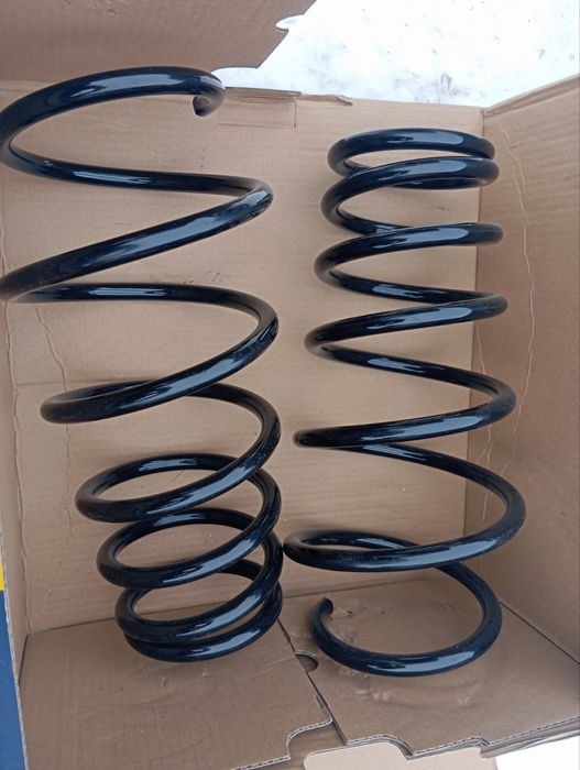 Продам задні пружину на toyota camry 40.50