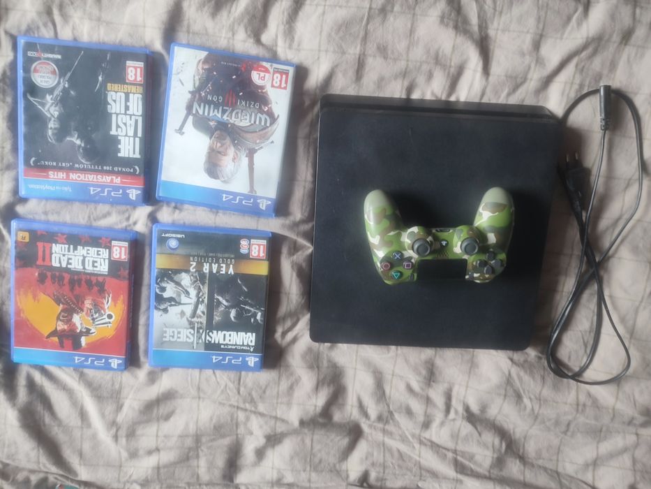 PS4 Slim 500GB + pad moro + kable HDMI/zasilanie + 4 gry