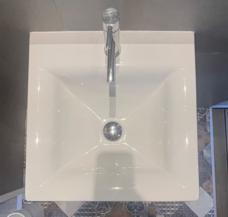 Lavatorio branco Bellavista com torneira