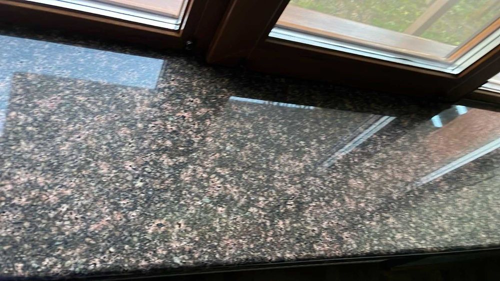 Вироби з граніту (пам'ятники, сходи,балясини,вази,лампадки та ін.)