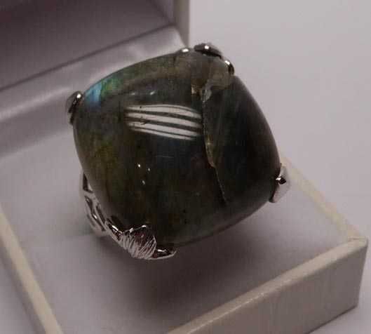 Srebrny pierścionek labradoryt R.22 ażurowe serca po bokach obrączki