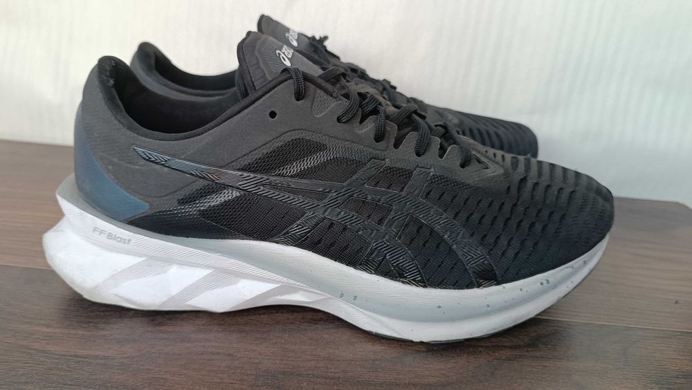 мужские беговые кроссовки Asics Novablast 44 28 см оригинал