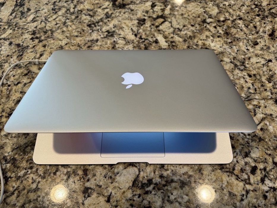 Lenovo ideapad 10015IBD 15" i3 8/512Gb / Apple Macbook Air 13" 8/128Gb