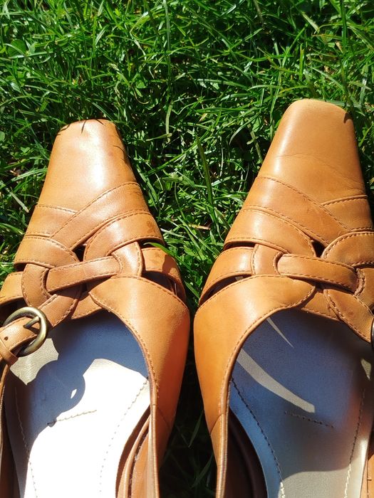 Brązowe skórzane buty z odkrytą pięta Andrew Geller 40