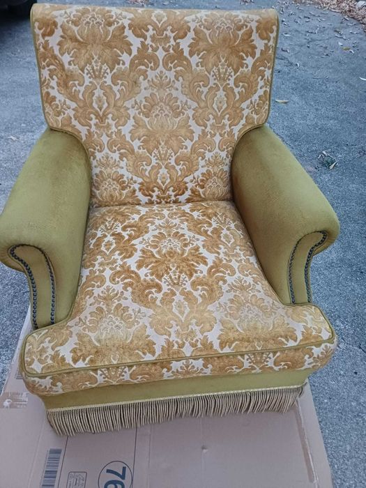 Clássica poltrona de orelhas (wingback) estofada, de molas, de costas altas