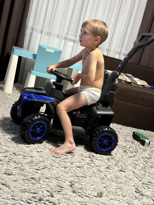 Дитячий електромобіль