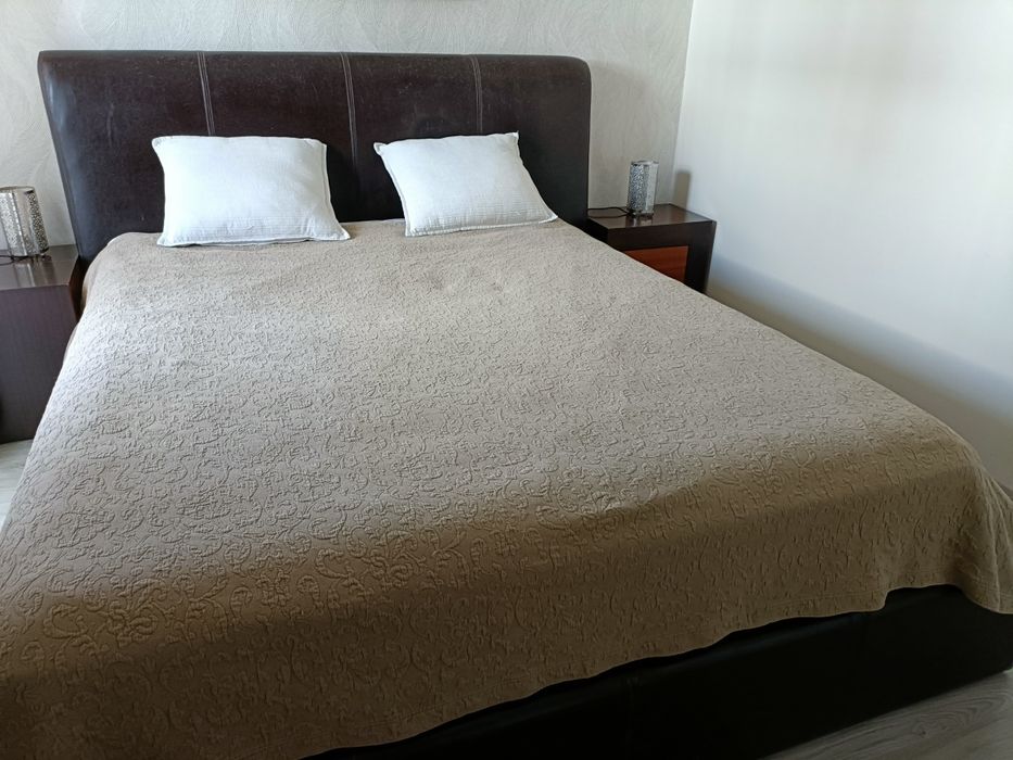 Cama elevatória em pele + 2 mesinhas cabeceira