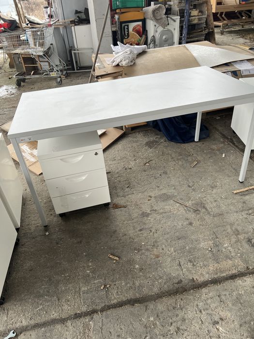 Stól z szafka do biura