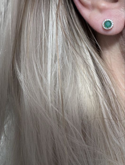 Золоті сережки пусети з діамантами та смарагдами