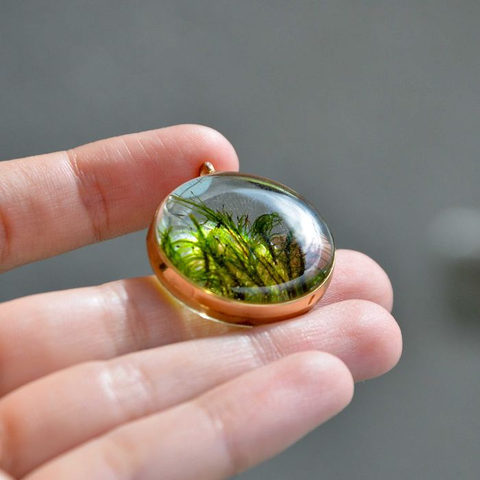 Wisiorek okrągły z mchem - kolor złoty