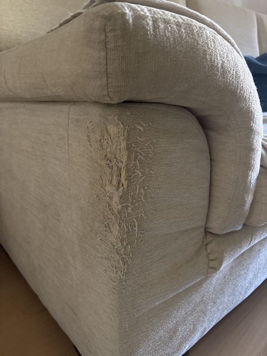 Sofa beje muito usado