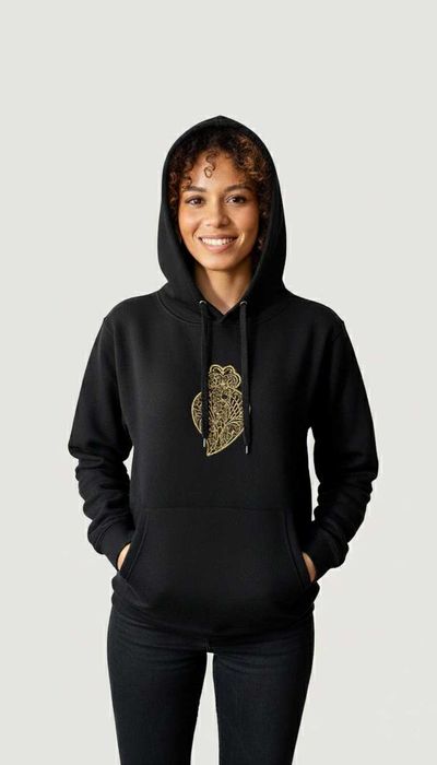 Sweat preta com capuz e coração de Viana bordado à maquina