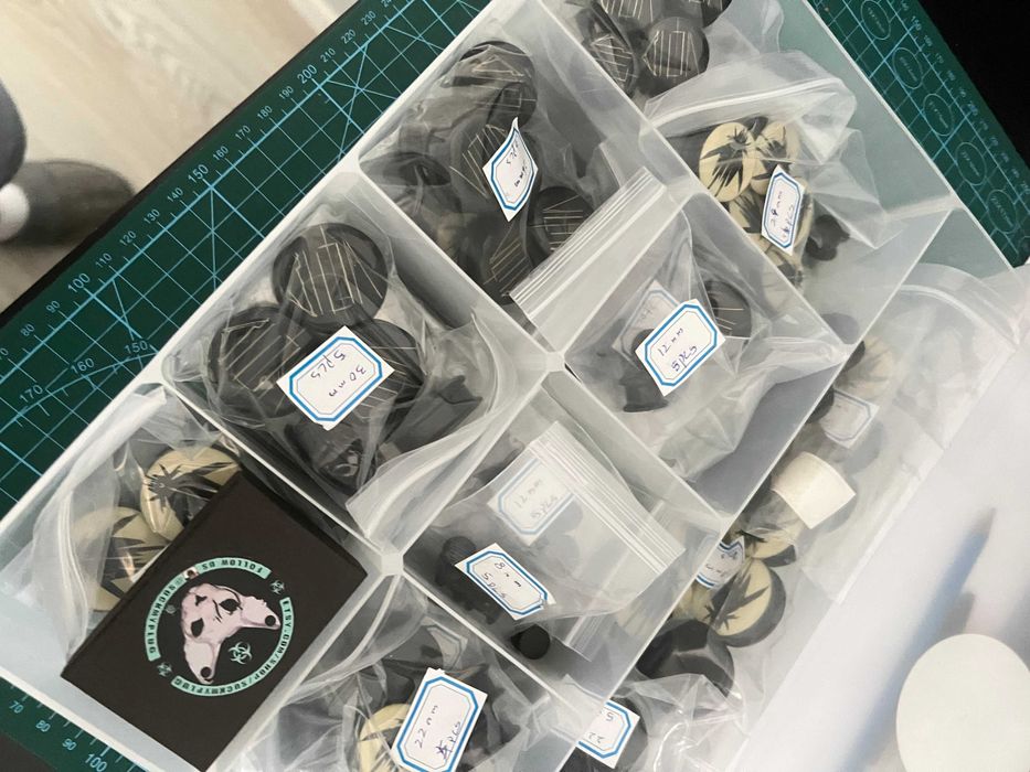 Caixa com set de piercings e plugs