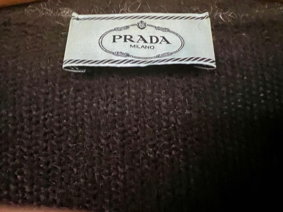 Czarny sweter marki Prada