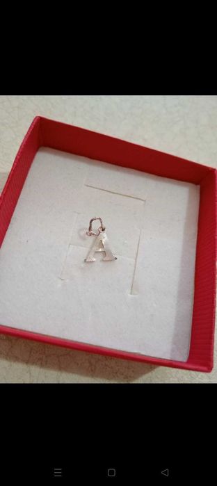 zawieszka w kształcie litery A