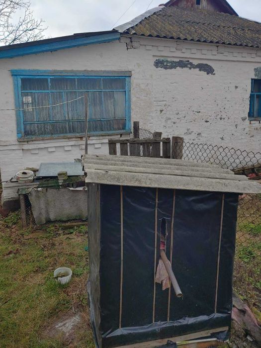 Продаж будинку не далеко від центру та річки смт. Володарка