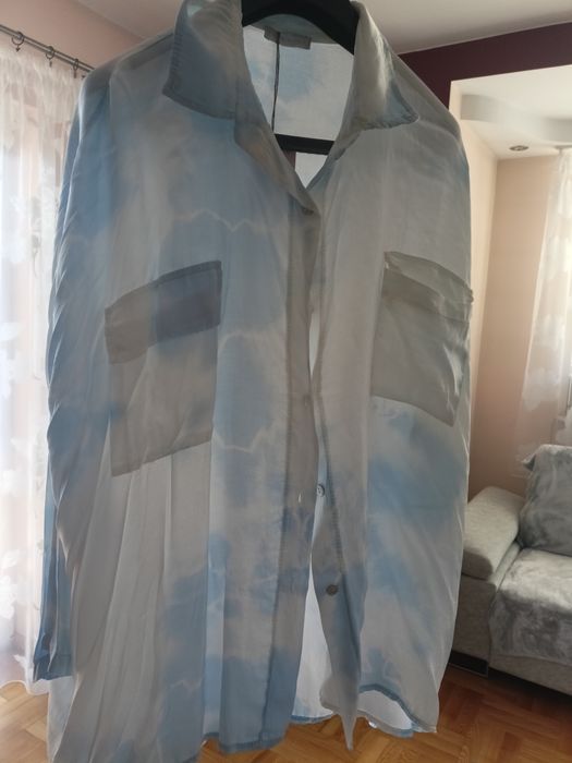 Sprzedam włoską, białą w błękitne obłoczki koszulę