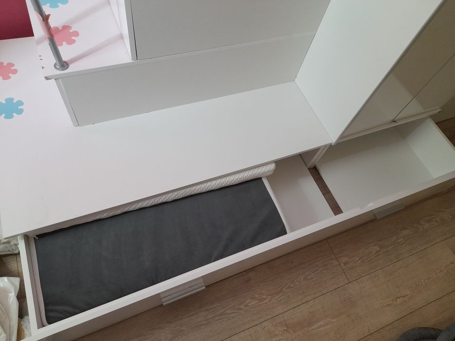 Łóżko piętrowe z szafą I biurkiem