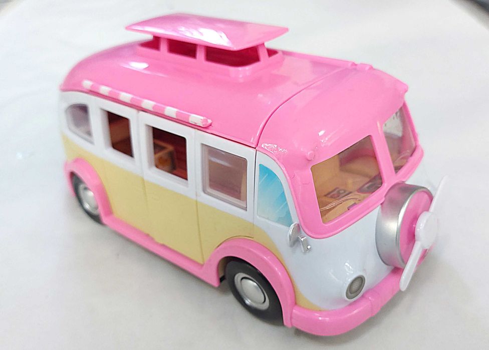 Kamper z wyposażeniem i lalkami