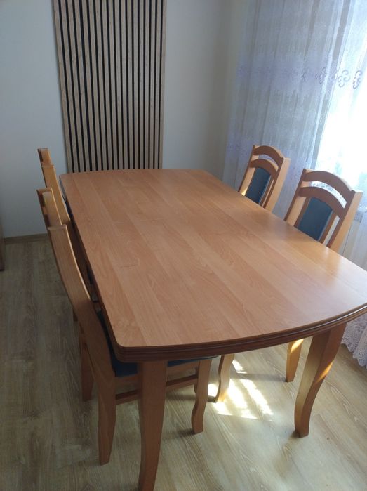 Rozkładany stół plus 4 krzesła
