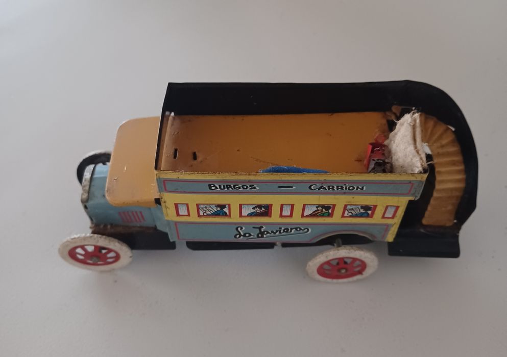 Autocarro antigo em folha-de-flandres / chapa