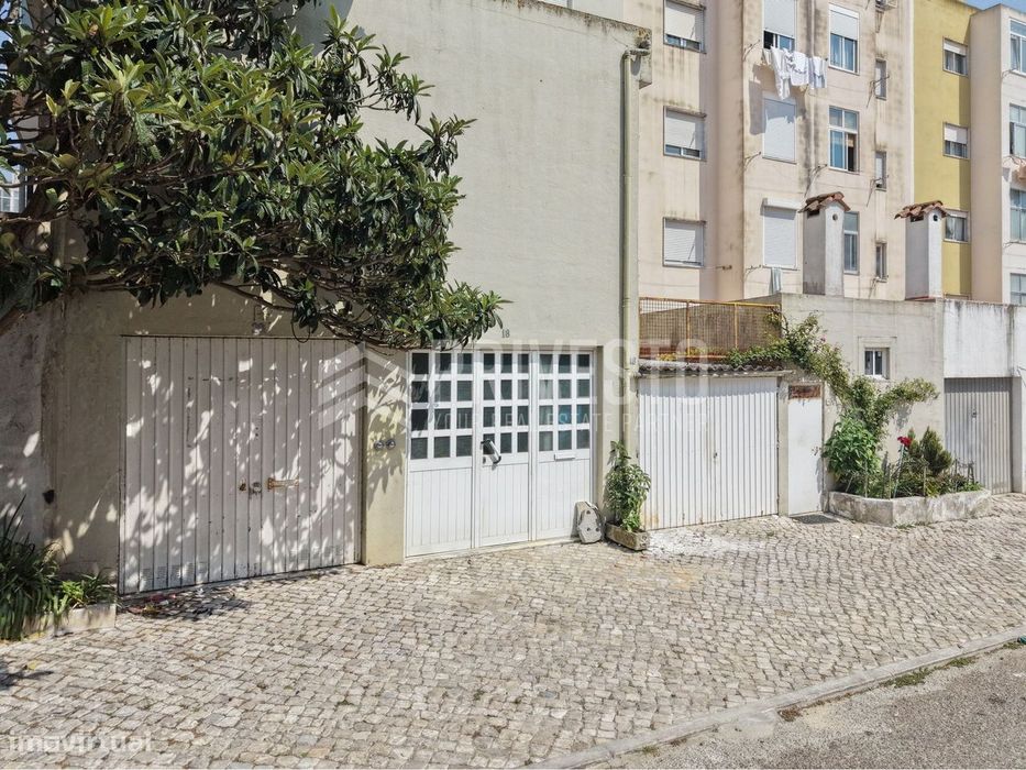 Garage with 50 m² and WC | Street-Level Entrance