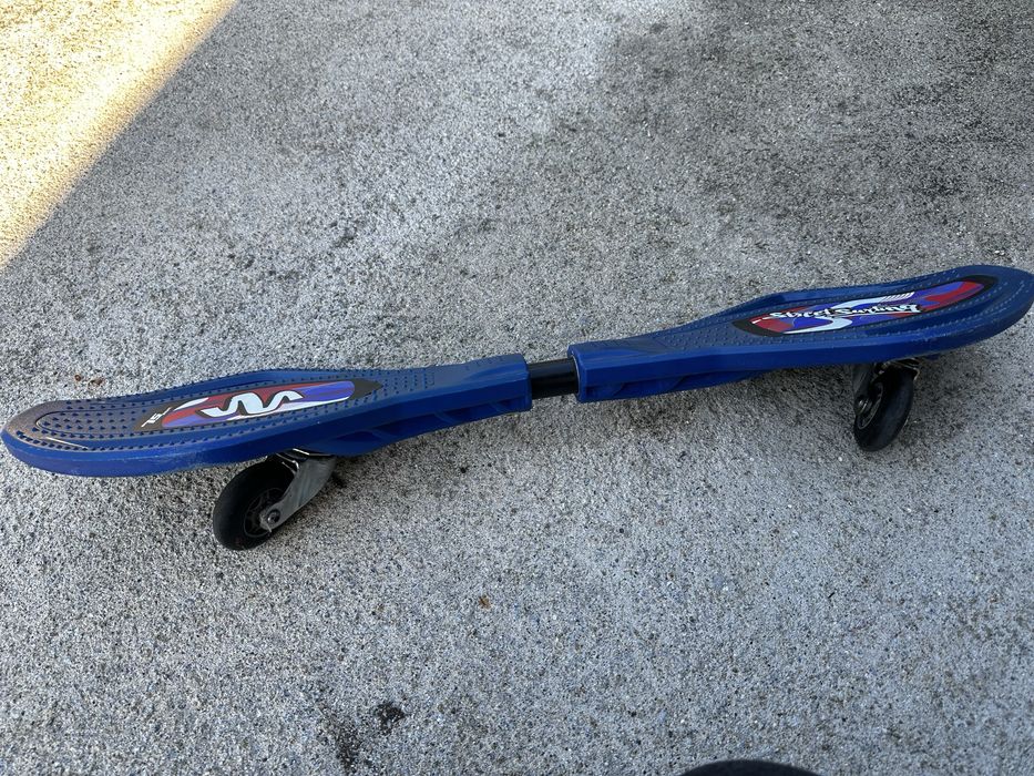 Waveboard azul com algum uso