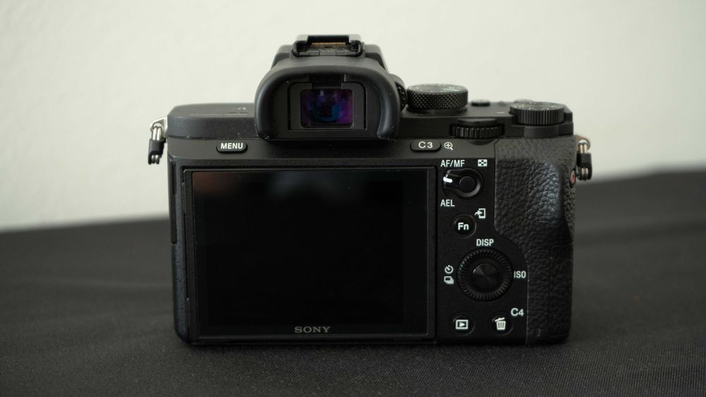 Sony A7II (Corpo) + Grip + 3 Baterias + carregador duplo + alça