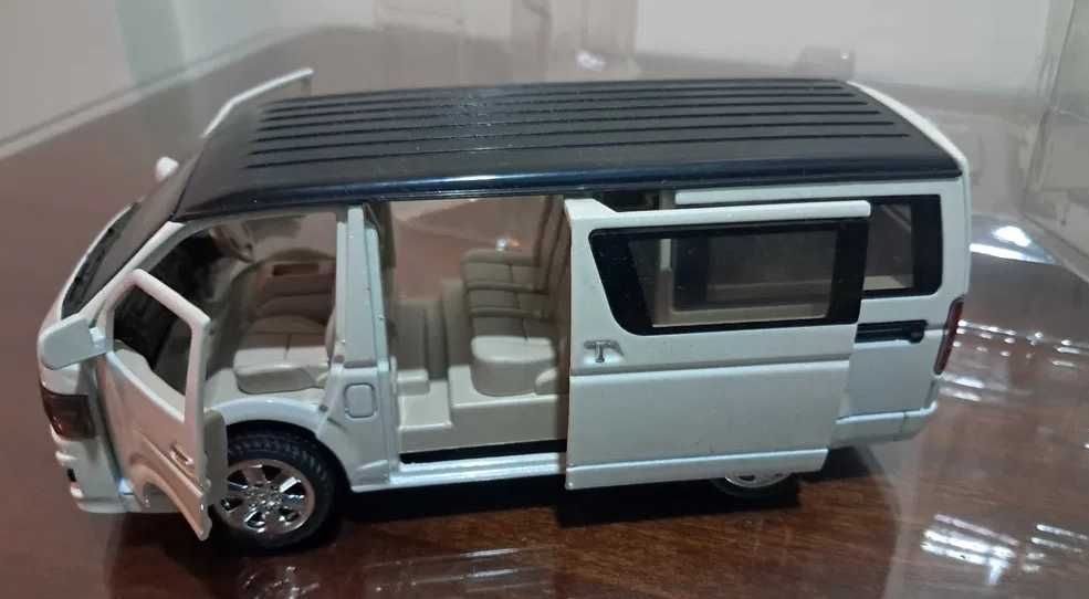 Carro Miniatura Toyota Hiace Diecast XLG 1/32