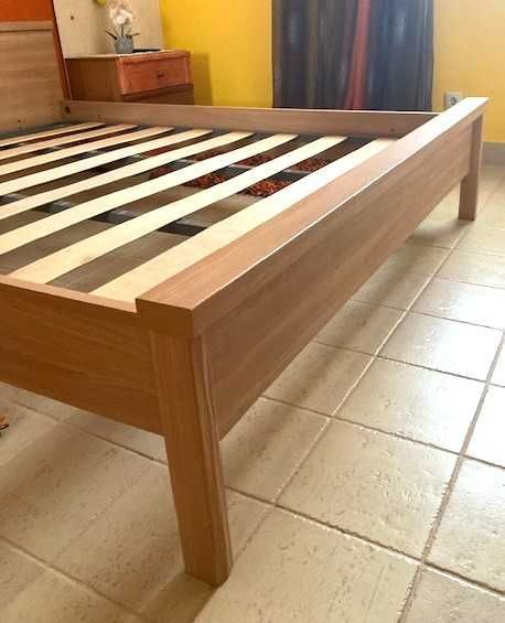 Cama de casal em madeira