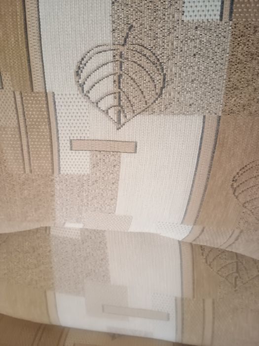 Liściasta jasna kanapa