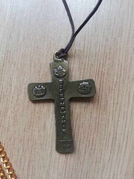 Wisiorki medaliki i krzyżyki.