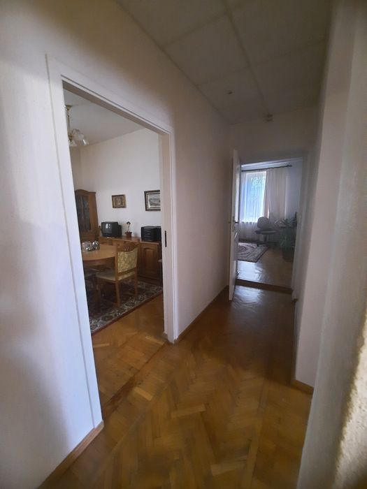 3 кімнатна  квартира  ,,сталінка"   в самому  центрі. Ціну знижено.