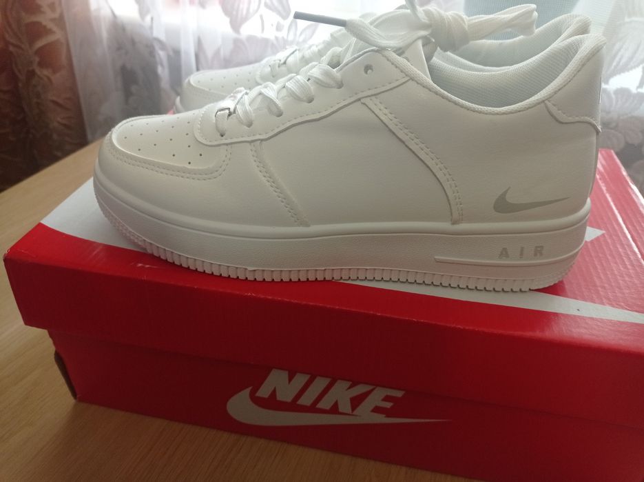 Продам новые женские кроссовки Nike