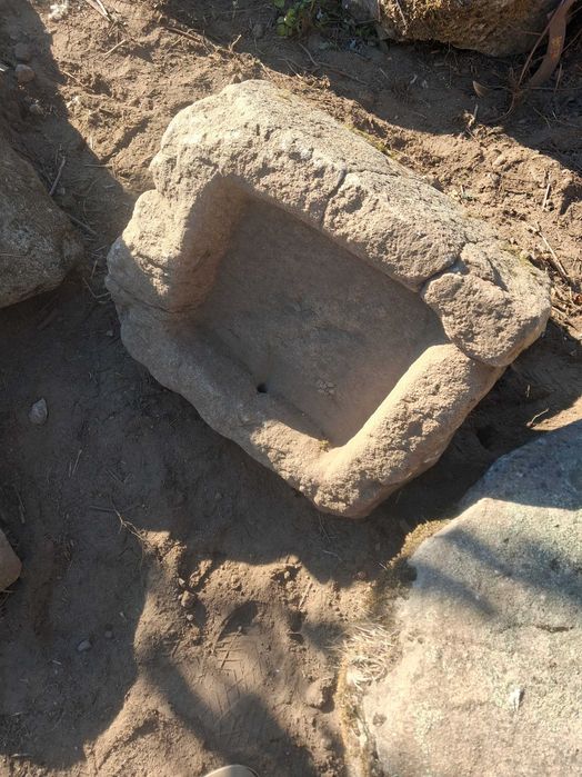Pia em pedra conca centenária de ruína rural