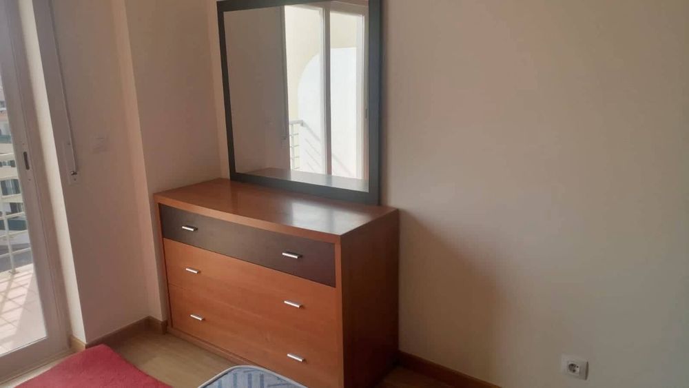 Cama, 2 mesas de cabeceira e comoda com espelho