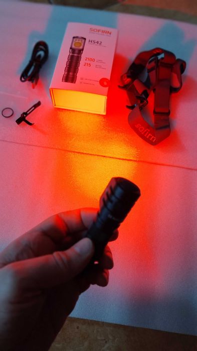 Latarka Sofirn HS42 2100 lumenów czołówka ogniwo 18650 białe i czerwone światło NOWA